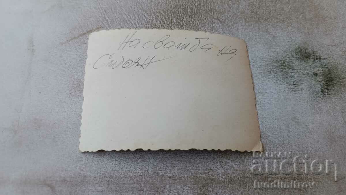 Φωτογραφία νεόνυμφων με τους φίλους τους με τιμή 0.95 BGN | € 0.49 Φωτογραφία νεόνυμφων με τους φίλους τους με τιμή 0.95 BGN | € 0.49