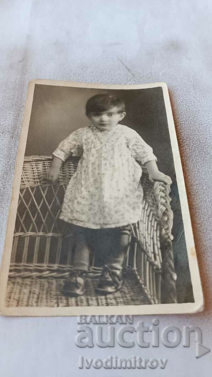 Снимка София Малко момиченце в плетен стол 1936