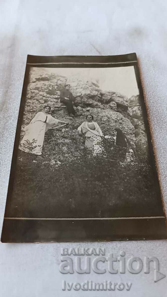 Φωτογραφία Kazachevo, αξιωματικός Loveshko και τρεις γυναίκες στους βράχους 1918