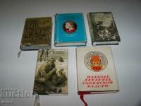 Πέντε μικρά βιβλία για βιβλιόφιλους, διαστάσεων 10x7,5 και 10x6,5 cm.