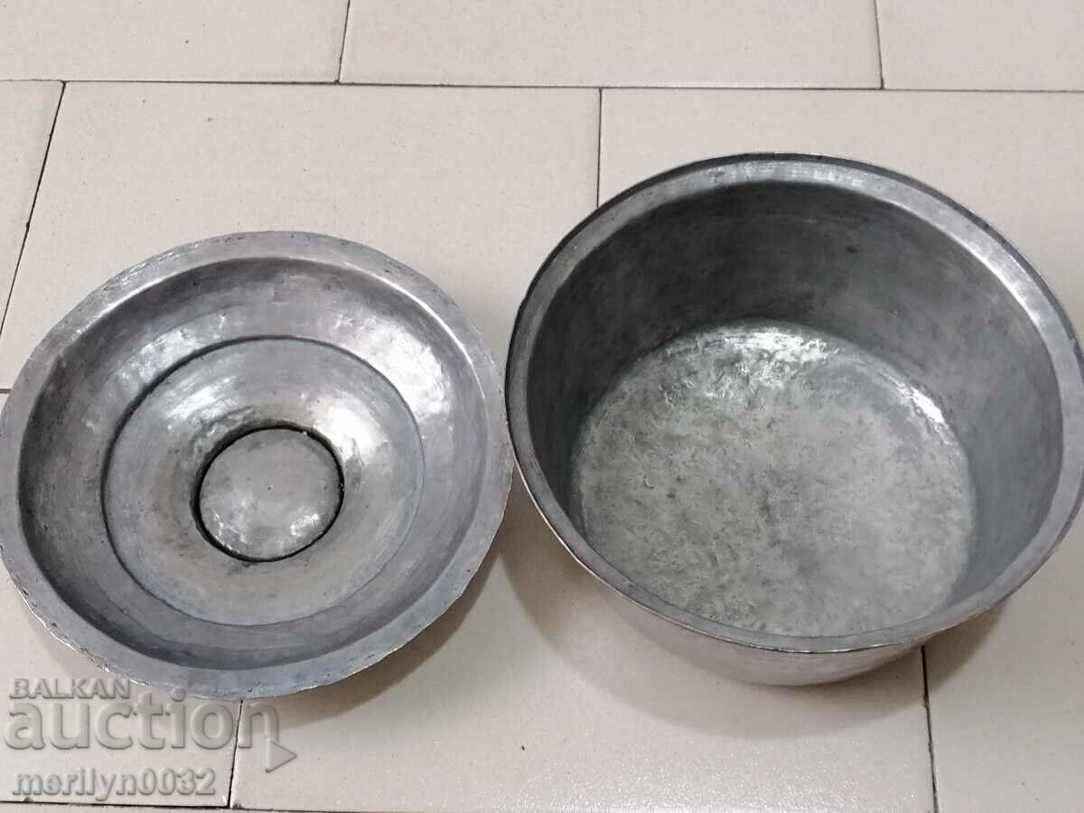 Auction  An old tinned pot, a baker's copper pot with lid