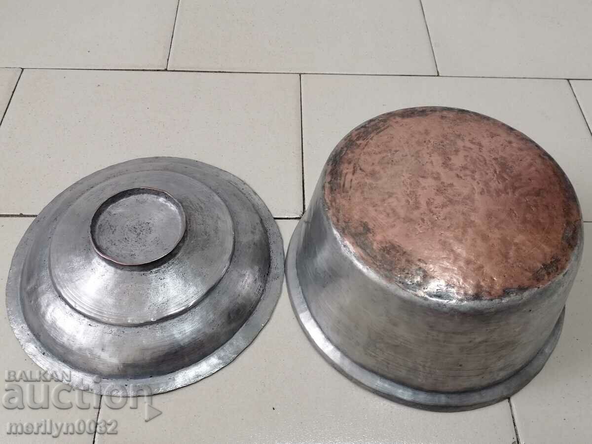 Delivery of An old tinned pot, a baker's copper pot with lid