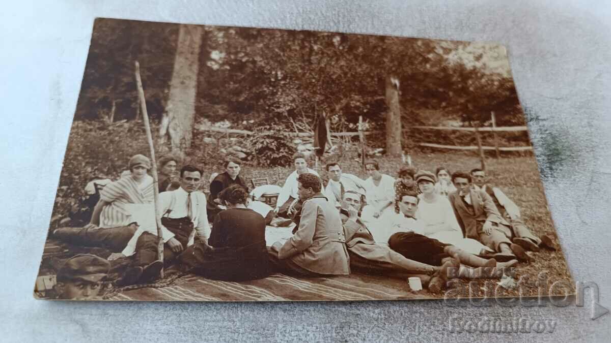 Photo Men and women on a picnic in the park