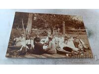 Photo Men and women on a picnic in the park