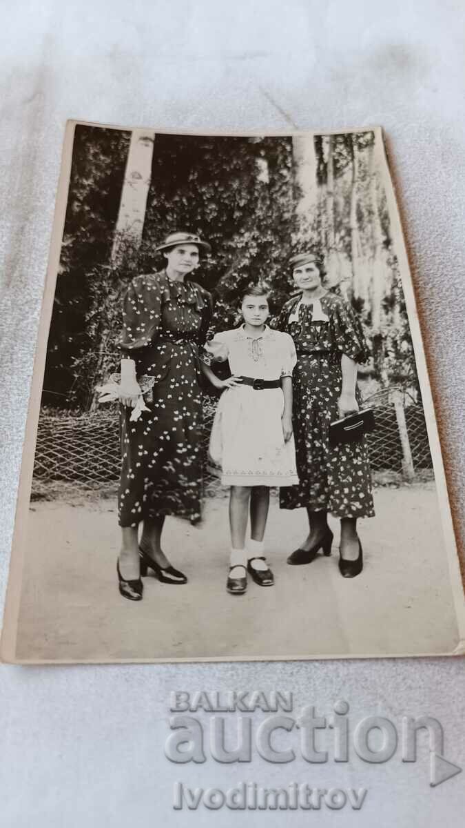 Photo Two women and a girl