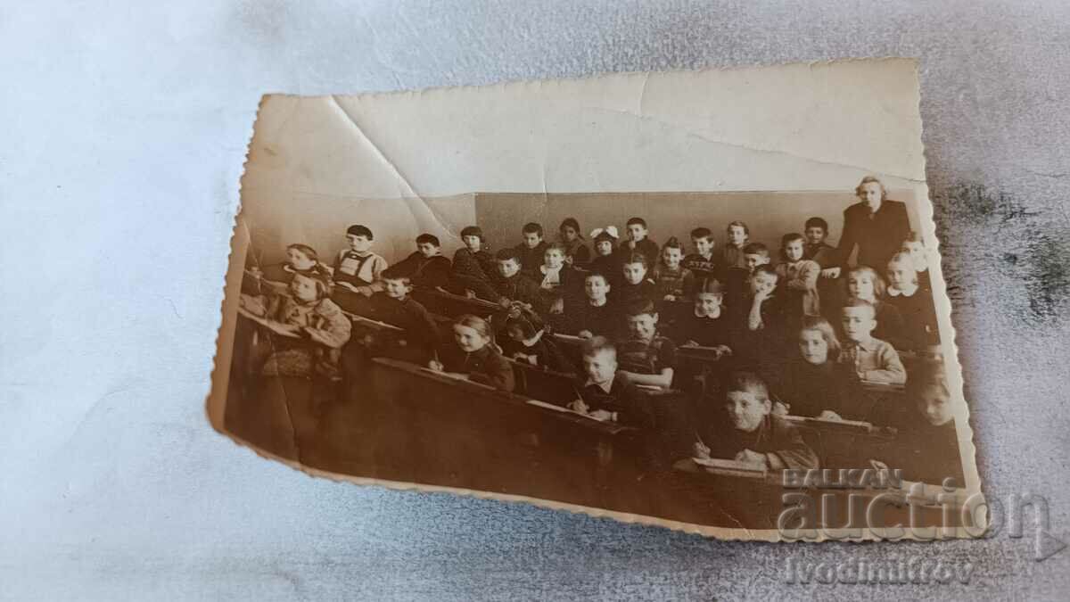 Photo Pupils and a teacher in a classroom