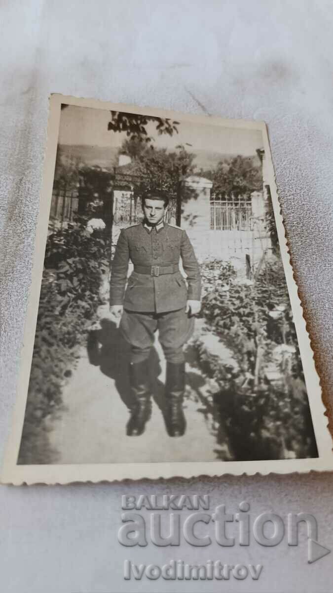 Foto Ofițer Pirot în grădină 1943