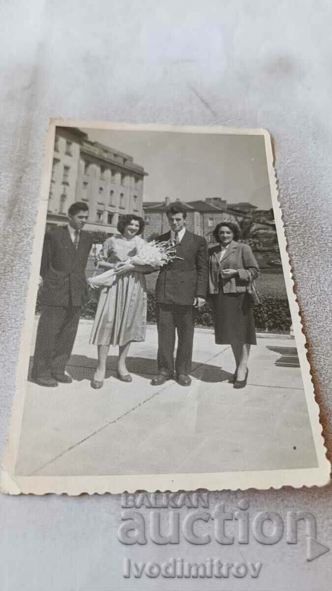 Photo Newlyweds with their friends 1958