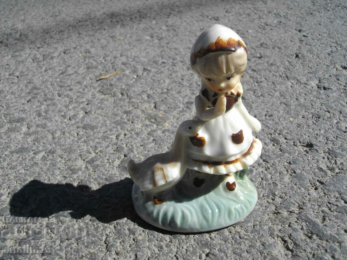 OLD PORCELAIN HANDGEMALT with price 50.00 BGN | € 25.56 OLD PORCELAIN HANDGEMALT with price 50.00 BGN | € 25.56