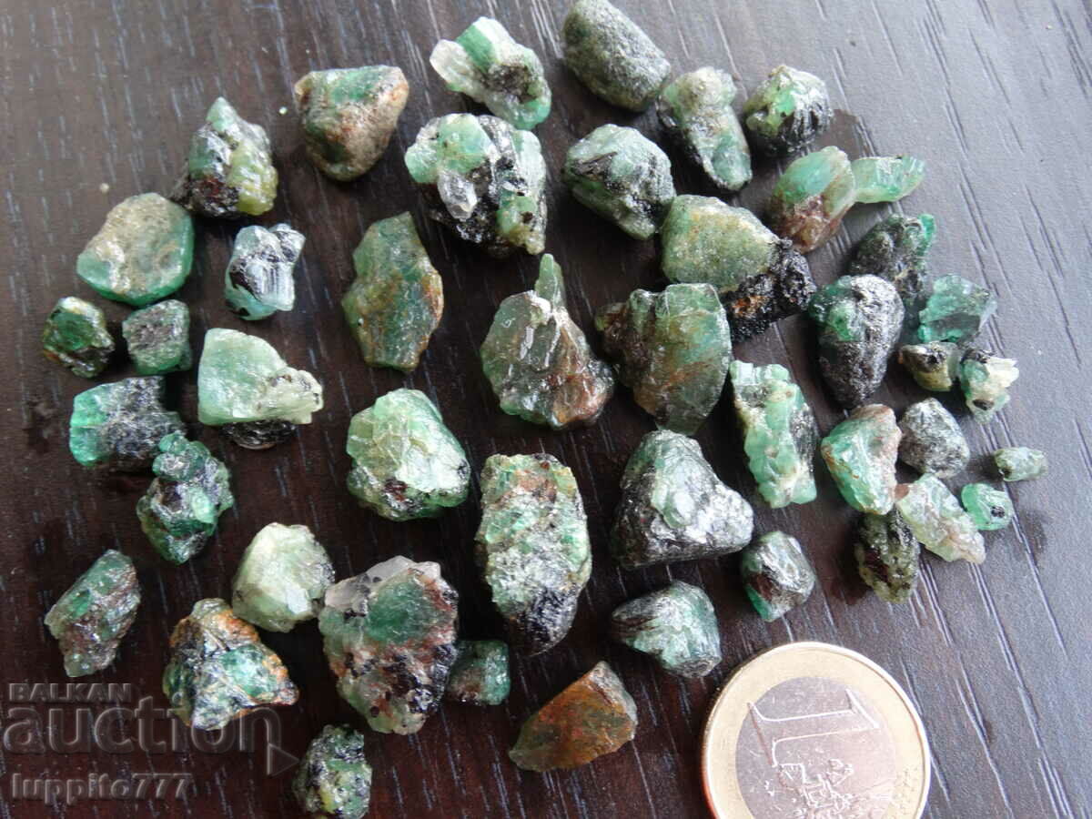 Auction  natural emerald beryl on matrix unique lot 250.00 carats