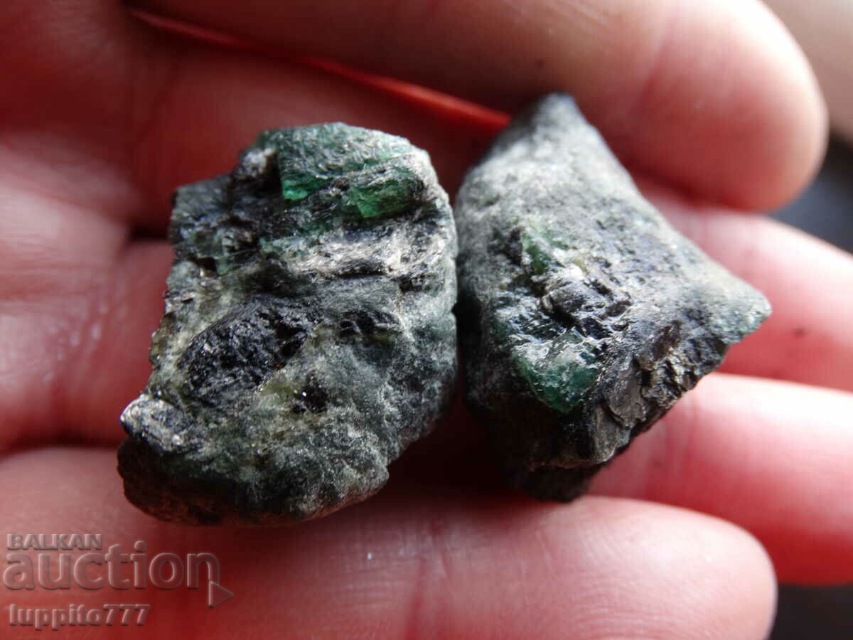 Auction natural emerald beryl on matrix unique lot 453.85 carats Auction natural emerald beryl on matrix unique lot 453.85 carats