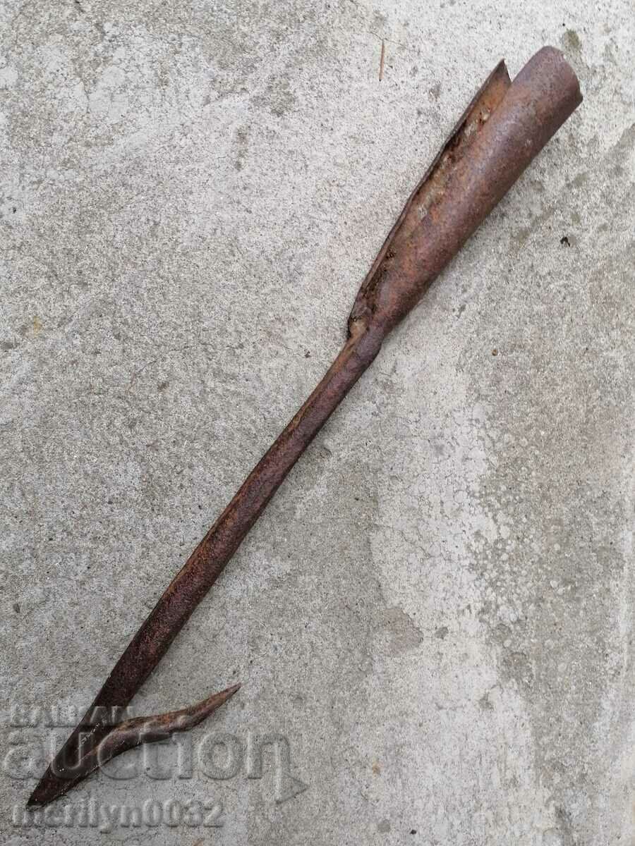 Δημοπρασία Παλιό γάντζο για το χτύπημα του νύχι από σφυρήλατο σίδερο Δημοπρασία Παλιό γάντζο για το χτύπημα του νύχι από σφυρήλατο σίδερο