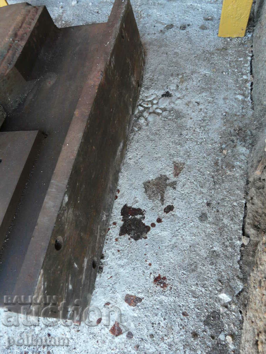 Auction Large Bulgarian sheet metal guillotine. Auction Large Bulgarian sheet metal guillotine.