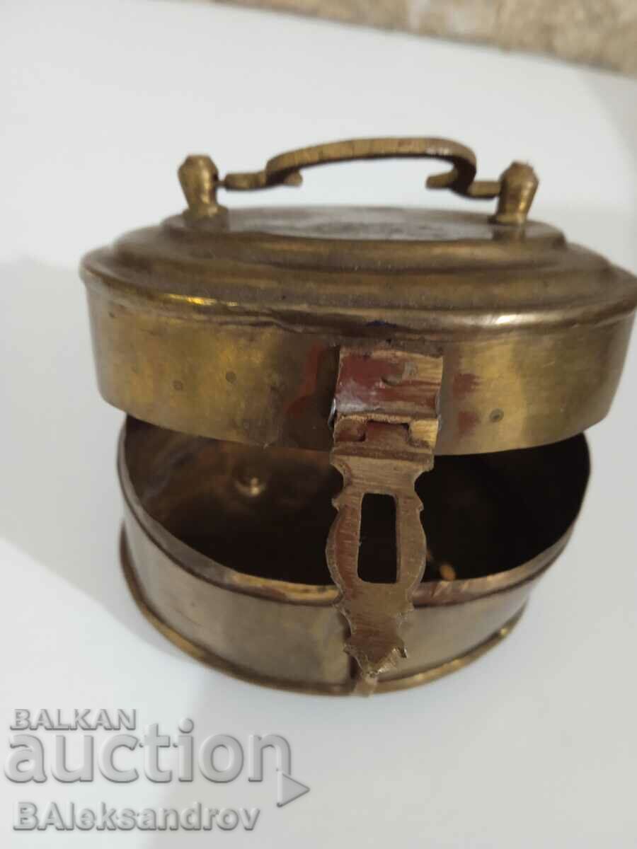 Auction Beautiful brass jewelry box Auction Beautiful brass jewelry box