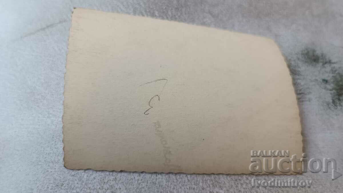 Αξιωματικός φωτογραφίας και νεαροί άνδρες με αθλητικές φόρμες με κύπελλο με τιμή 4.45 BGN | € 2.28 Αξιωματικός φωτογραφίας και νεαροί άνδρες με αθλητικές φόρμες με κύπελλο με τιμή 4.45 BGN | € 2.28