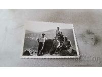 Φωτογραφία Τέσσερις άνδρες και ένα αγόρι σε έναν βράχο στην πεδιάδα