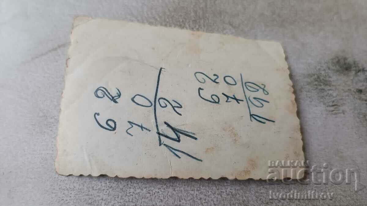 Φωτογραφία Στρατιώτες με ένα ακορντεόν μπροστά από μια καλύβα στο βουνό με τιμή 0.95 BGN | € 0.49 Φωτογραφία Στρατιώτες με ένα ακορντεόν μπροστά από μια καλύβα στο βουνό με τιμή 0.95 BGN | € 0.49