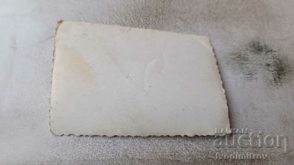 Φωτογραφία Δύο γυναίκες, ένα μωρό και ένας άνδρας με μια μάσκα κουκλας στο δρόμο με τιμή 0.85 BGN | € 0.43 Φωτογραφία Δύο γυναίκες, ένα μωρό και ένας άνδρας με μια μάσκα κουκλας στο δρόμο με τιμή 0.85 BGN | € 0.43