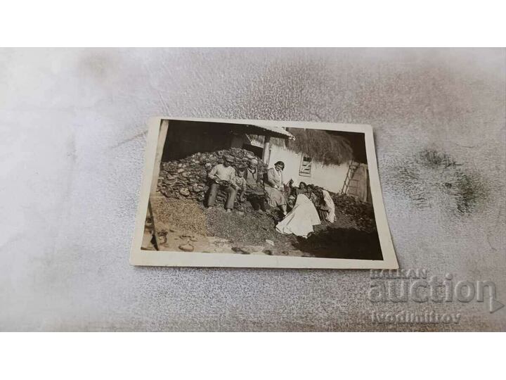 Снимка Мъж жени и деца в двора на стара селска къща Стари снимки Изделия от хартия