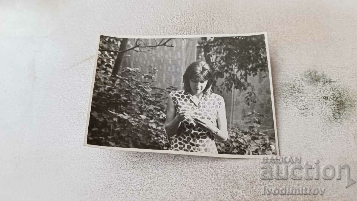 Снимка Млада жена в двора
