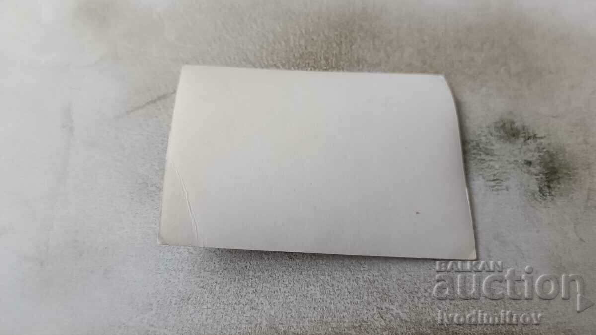 Снимка Младо момиче подпряно на дърво покрай булевард с цена 0.85 лв. | € 0.43 Снимка Младо момиче подпряно на дърво покрай булевард с цена 0.85 лв. | € 0.43