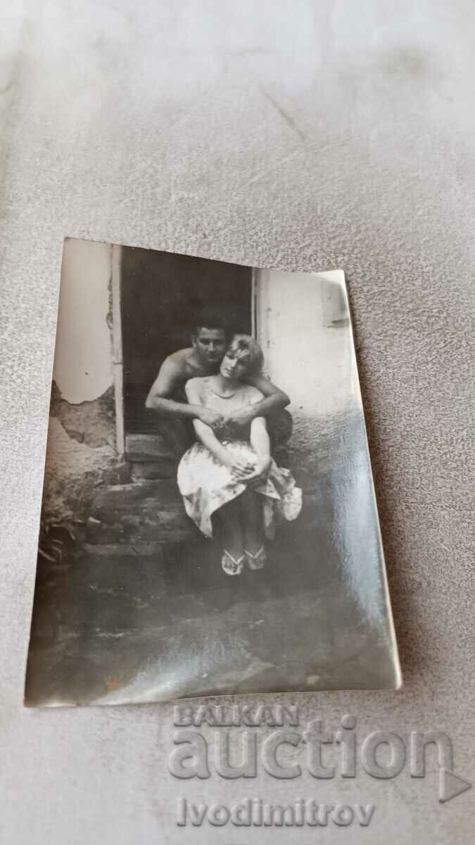 Снимка Мъж и млада жена на стълби