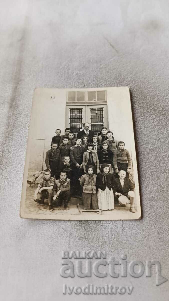 Снимка Ученици от V -б клас със своя учител 1957
