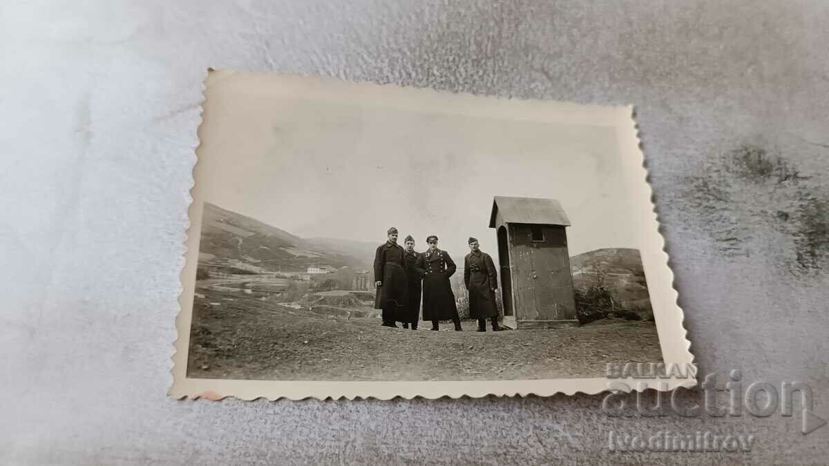 Photo An officer and three soldiers at a border post