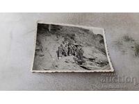 Foto Soldații cu târnăcoape și lopeți pe șantier