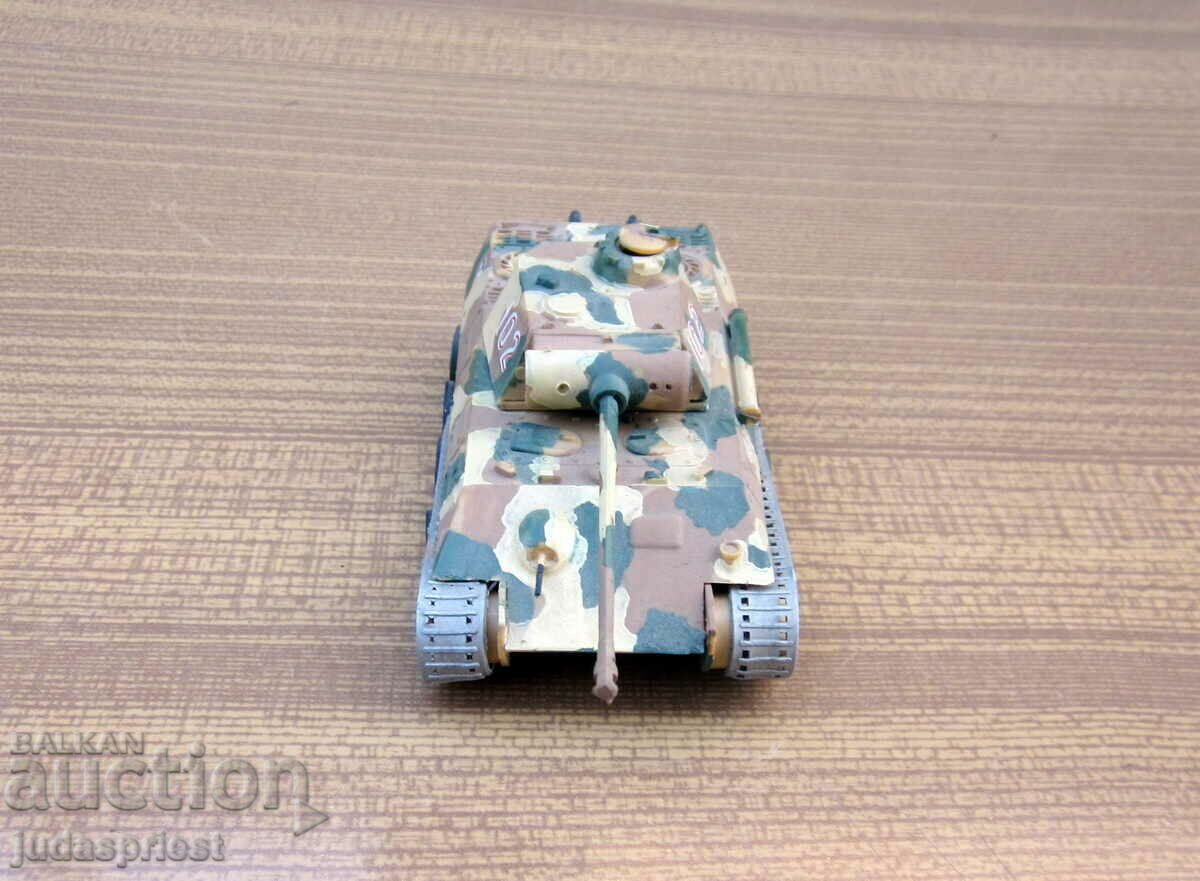 παλιό πλαστικό μοντέλο στρατιωτικού παιχνιδιού μιας γερμανικής δεξαμενής του 2ου Παγκοσμίου Πολέμου με τιμή 15.00 BGN | € 7.67