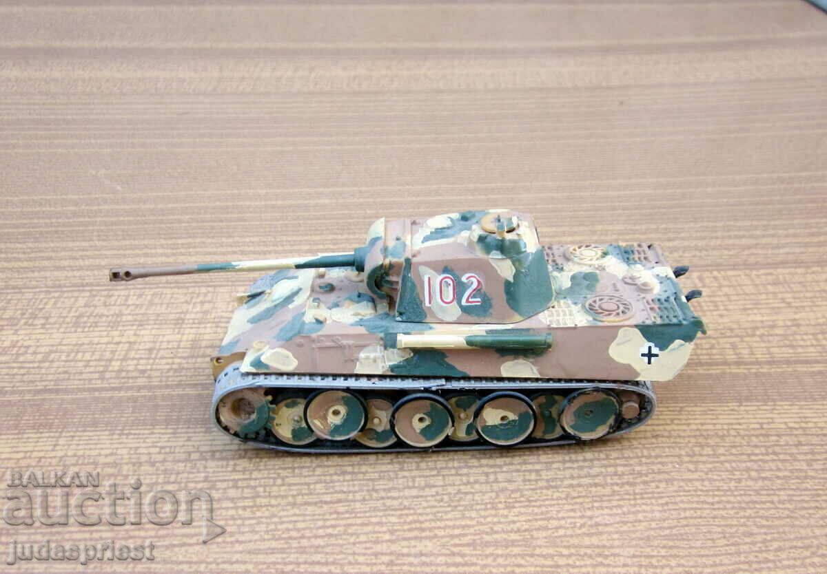 Παράδοση παλιό πλαστικό μοντέλο στρατιωτικού παιχνιδιού μιας γερμανικής δεξαμενής του 2ου Παγκοσμίου Πολέμου