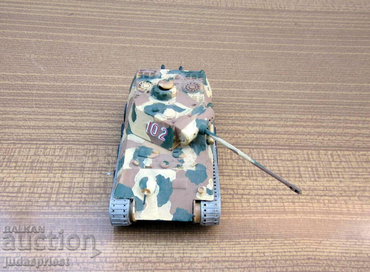 Vechi model de jucărie militară din plastic al unui tanc german din al doilea război mondial