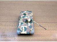 Vechi model de jucărie militară din plastic al unui tanc german din al doilea război mondial