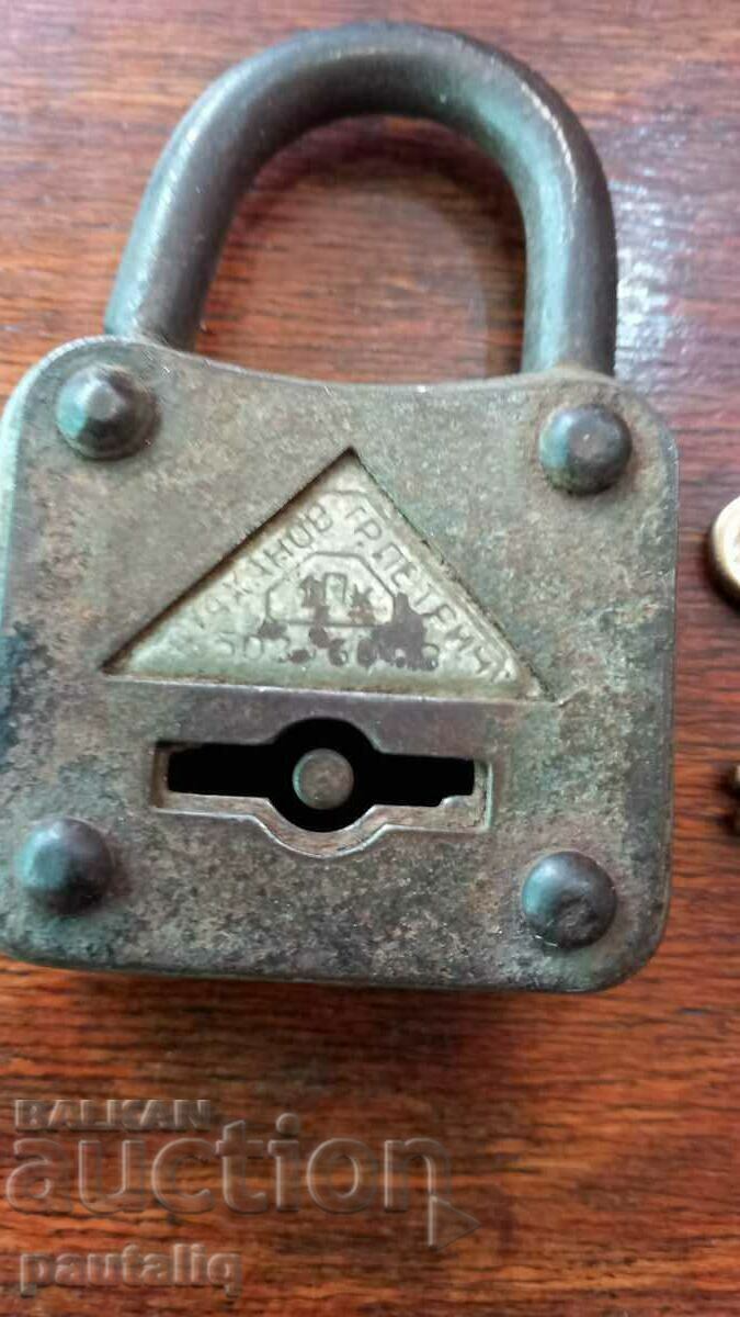 LACAT VECHI CU CHEIE PETRICH cu preț 30.00 BGN | € 15.34 LACAT VECHI CU CHEIE PETRICH cu preț 30.00 BGN | € 15.34