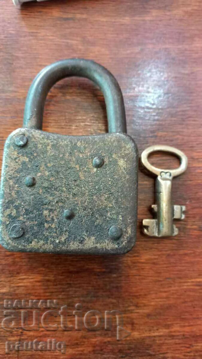 Licitație LACAT VECHI CU CHEIE PETRICH Licitație LACAT VECHI CU CHEIE PETRICH