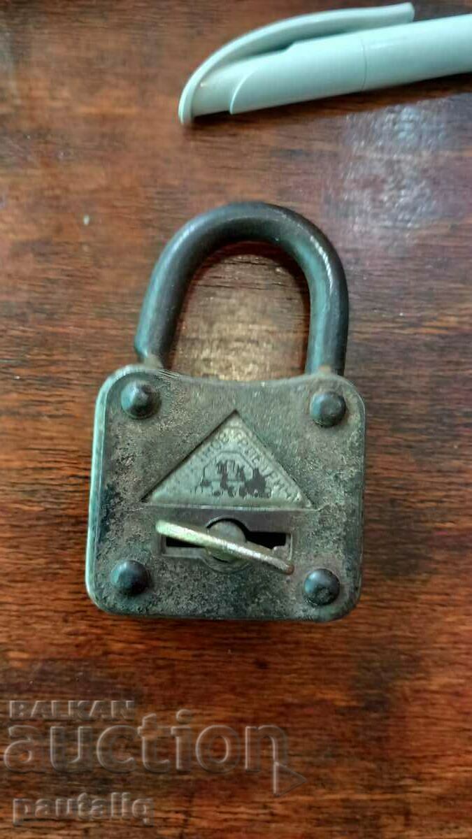 Livrarea LACAT VECHI CU CHEIE PETRICH Livrarea LACAT VECHI CU CHEIE PETRICH