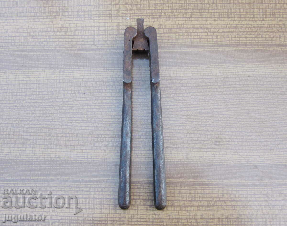 vintage solid steel nutcracker nut crusher with price 20.00 BGN | € 10.23 vintage solid steel nutcracker nut crusher with price 20.00 BGN | € 10.23