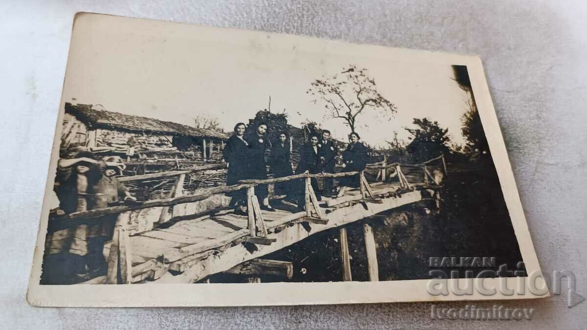 Photo Youth and young girls and children on a wooden bridge