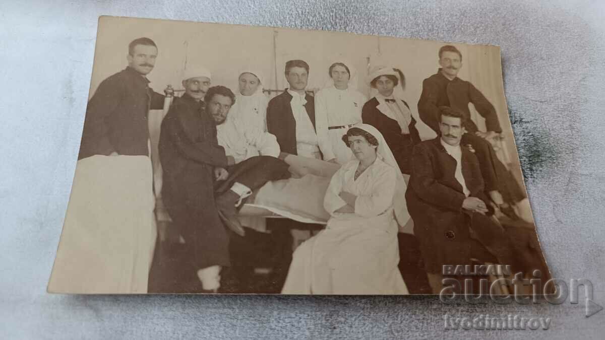Photo Nurses and soldiers being treated in a hospital