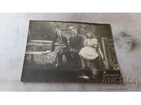 Снимка Мъж жена и младо момиче на дървена пейка 1942