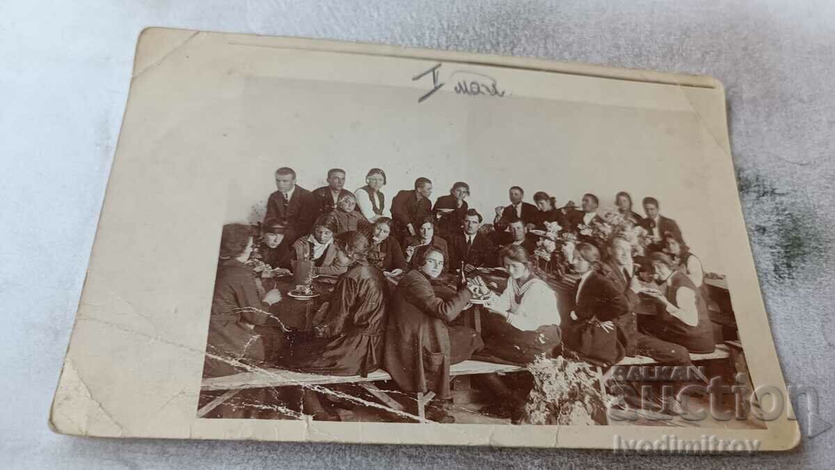Φωτογραφία Νέοι άνδρες και γυναίκες που πίνουν στα τραπέζια την 1η Μαΐου 1923