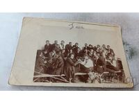 Φωτογραφία Νέοι άνδρες και γυναίκες που πίνουν στα τραπέζια την 1η Μαΐου 1923