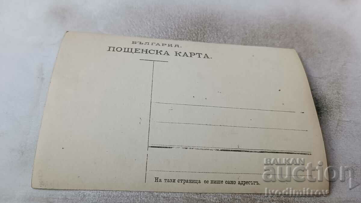 Φωτογραφία Άνδρας γυναίκα και νεαρό κορίτσι σε έναν βράχο δίπλα σε ένα ποτάμι με τιμή 1.85 BGN | € 0.95 Φωτογραφία Άνδρας γυναίκα και νεαρό κορίτσι σε έναν βράχο δίπλα σε ένα ποτάμι με τιμή 1.85 BGN | € 0.95