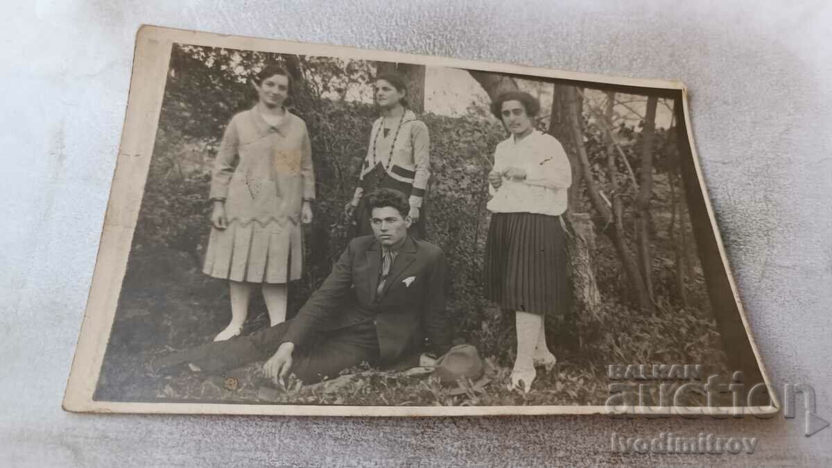 Photo Izvoru Mladezh and three young girls on Easter 1927