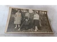 Снимка Изворъ Младеж и три млади момичета на Великденъ 1927