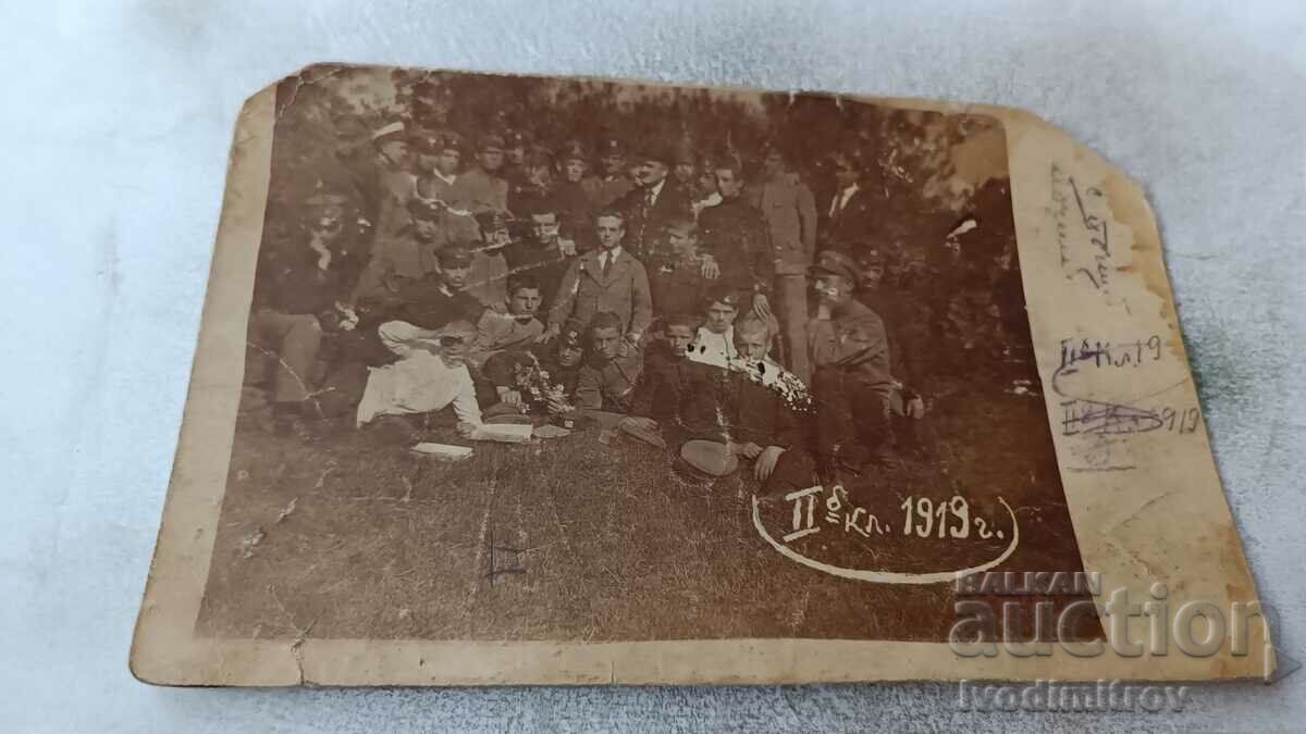 Снимка Ученици от II -б клас със своя учител 1919