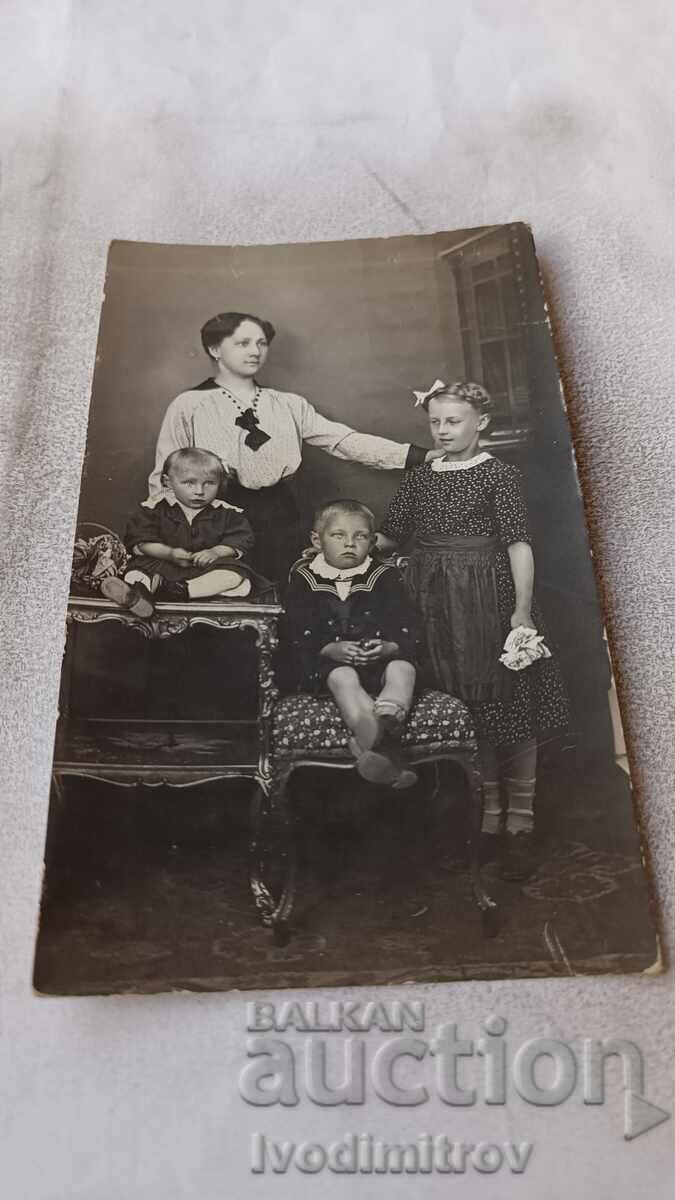Foto Femeie și trei copii