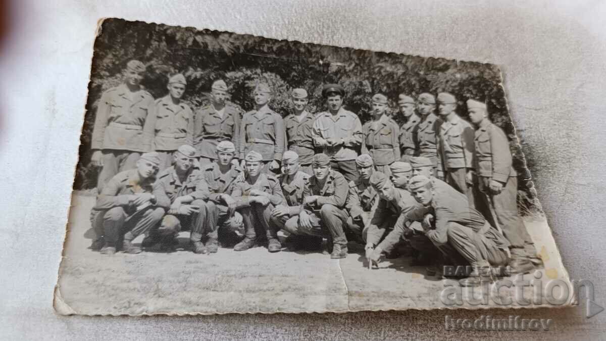 Снимка Офицер и войници