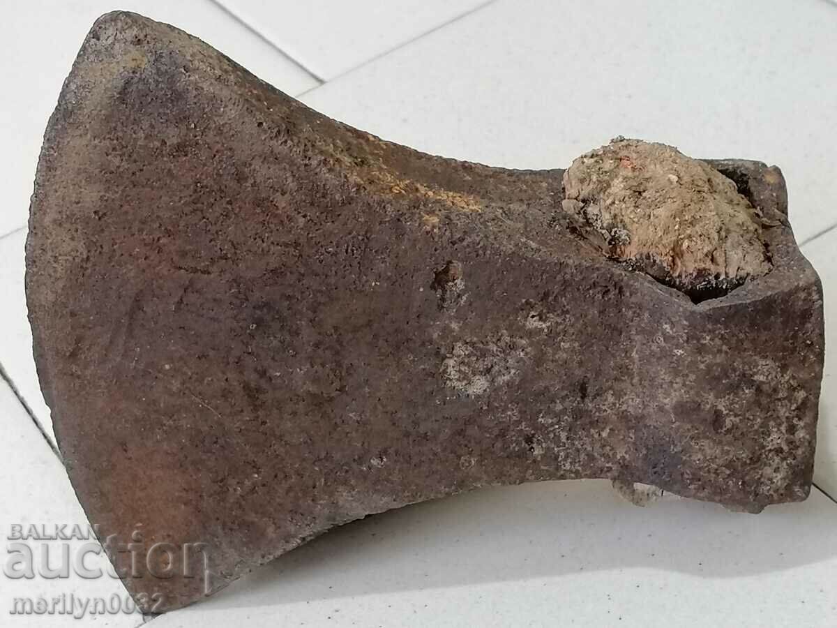 Vechi topor puternic instrument de topor fier forjat cu preț 64.00 BGN | € 32.72