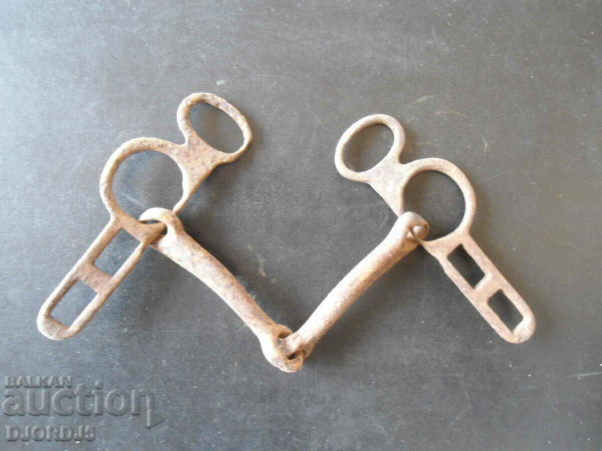 Παλιά πλαστά χαλινάρι με τιμή 3.00 BGN | € 1.53